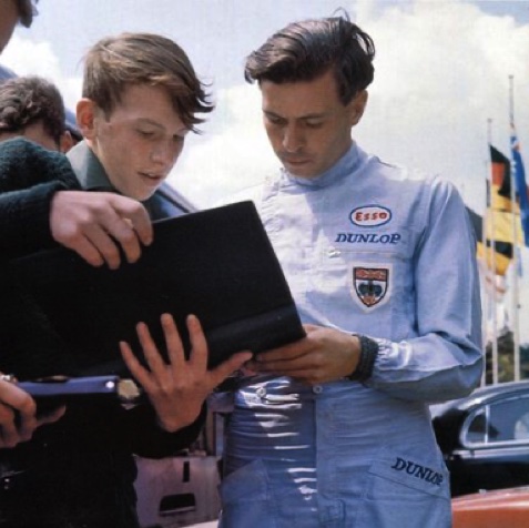 Séance de dédicace au GP de Solitude 1962